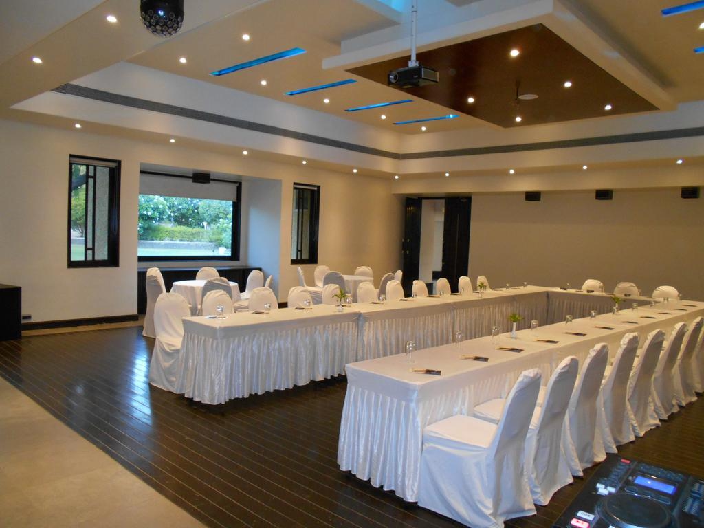 אאורנגבד The Meadows Resort And Spa מראה חיצוני תמונה