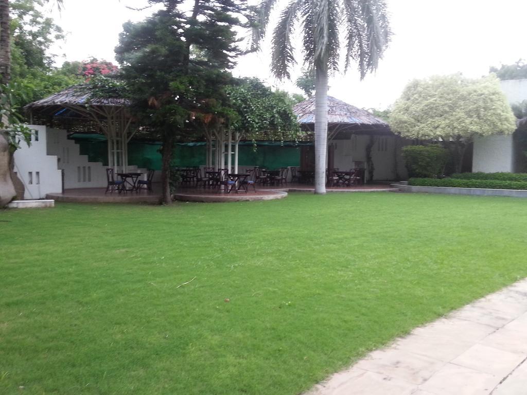אאורנגבד The Meadows Resort And Spa מראה חיצוני תמונה